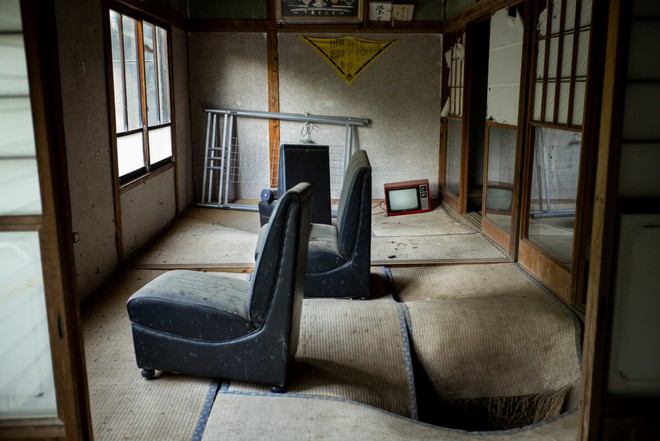 Bộ ảnh 'đẹp tới nao lòng' về những chiếc TV cũ bị bỏ hoang ở Nhật Bản